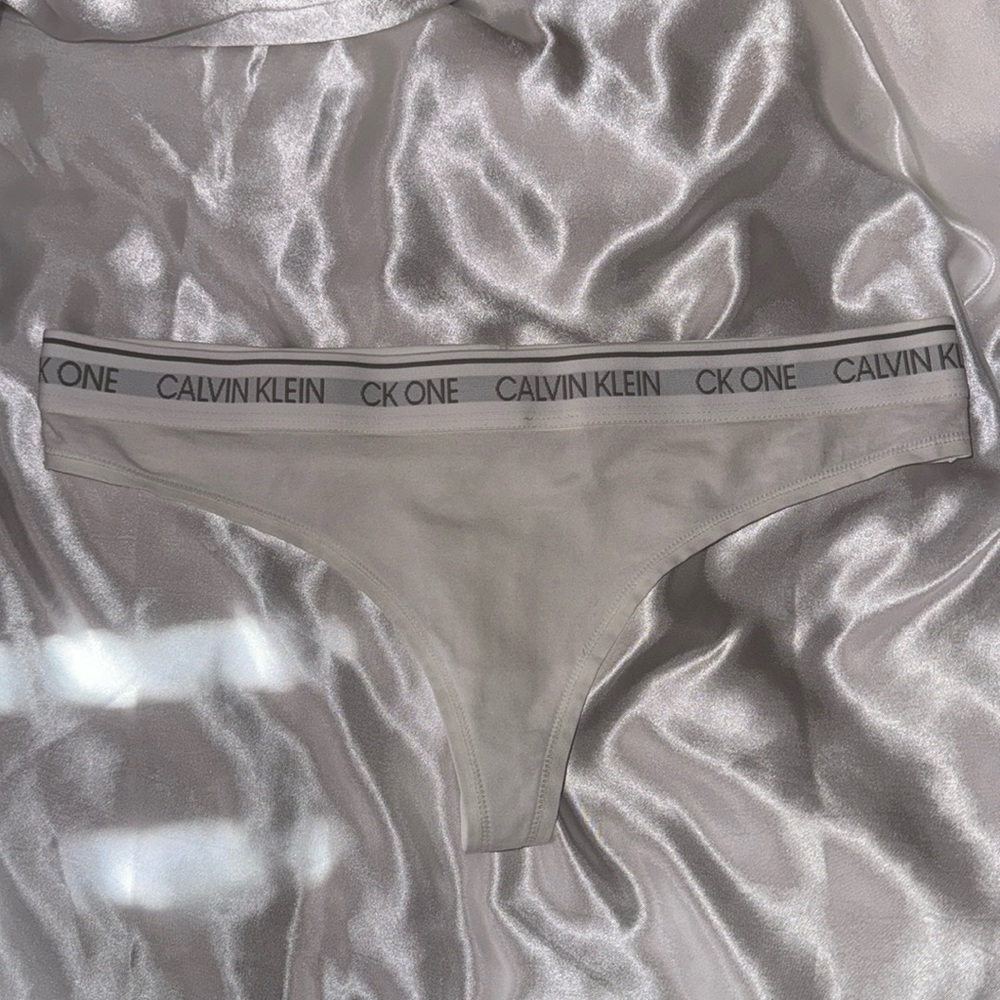 Calvin Klein Underwear Logo Thong Panty Women’s Size Medium White